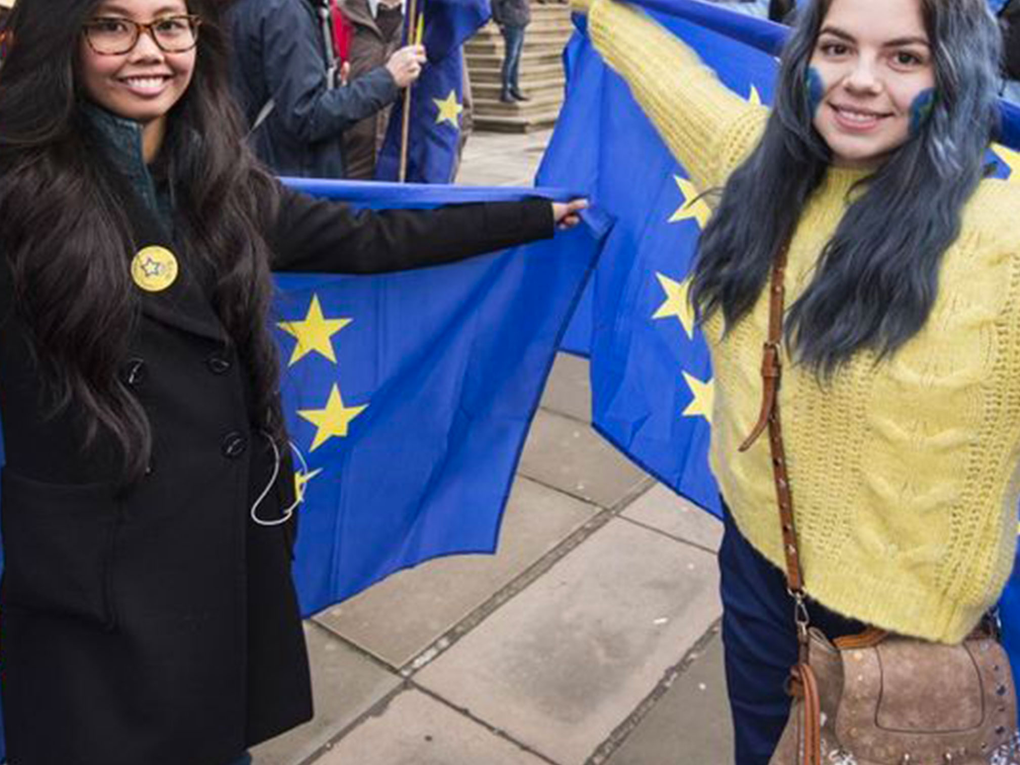 Deux jeunes femmes avec le drapeau européen ©AFP